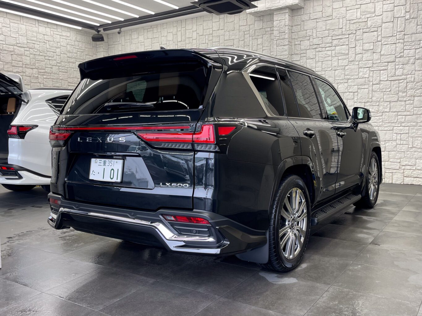 レクサスLX600 をご成約いただき誠にありがとうございました！
弊社オリジナルブランドのUNIVERSAL DESIGNではLX600 モデリスタエアロ用のオーバーフェンダーから専用サイズの24インチホイールやノーマルフェンダーサイズの22インチまで幅広くパーツも揃えておりますので、エアロやホイールをご検討の方はどうぞお気軽にお問い合わせください♪