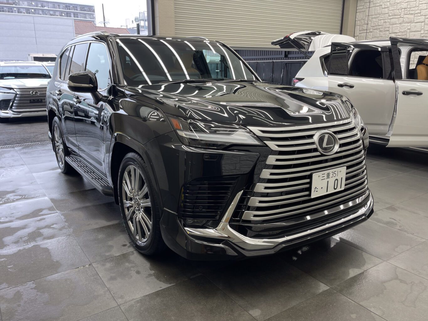 レクサスLX600 をご成約いただき誠にありがとうございました！
弊社オリジナルブランドのUNIVERSAL DESIGNではLX600 モデリスタエアロ用のオーバーフェンダーから専用サイズの24インチホイールやノーマルフェンダーサイズの22インチまで幅広くパーツも揃えておりますので、エアロやホイールをご検討の方はどうぞお気軽にお問い合わせください♪