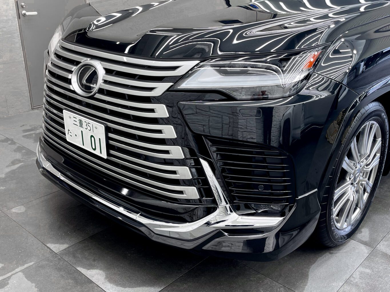 レクサスLX600 をご成約いただき誠にありがとうございました！
弊社オリジナルブランドのUNIVERSAL DESIGNではLX600 モデリスタエアロ用のオーバーフェンダーから専用サイズの24インチホイールやノーマルフェンダーサイズの22インチまで幅広くパーツも揃えておりますので、エアロやホイールをご検討の方はどうぞお気軽にお問い合わせください♪