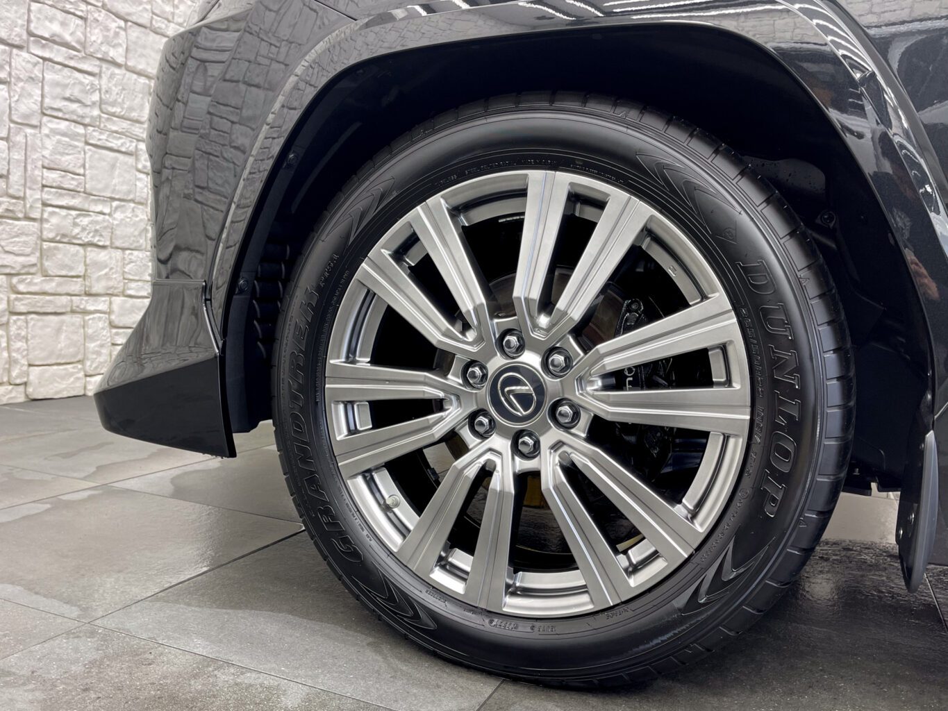 レクサスLX600 をご成約いただき誠にありがとうございました！
弊社オリジナルブランドのUNIVERSAL DESIGNではLX600 モデリスタエアロ用のオーバーフェンダーから専用サイズの24インチホイールやノーマルフェンダーサイズの22インチまで幅広くパーツも揃えておりますので、エアロやホイールをご検討の方はどうぞお気軽にお問い合わせください♪