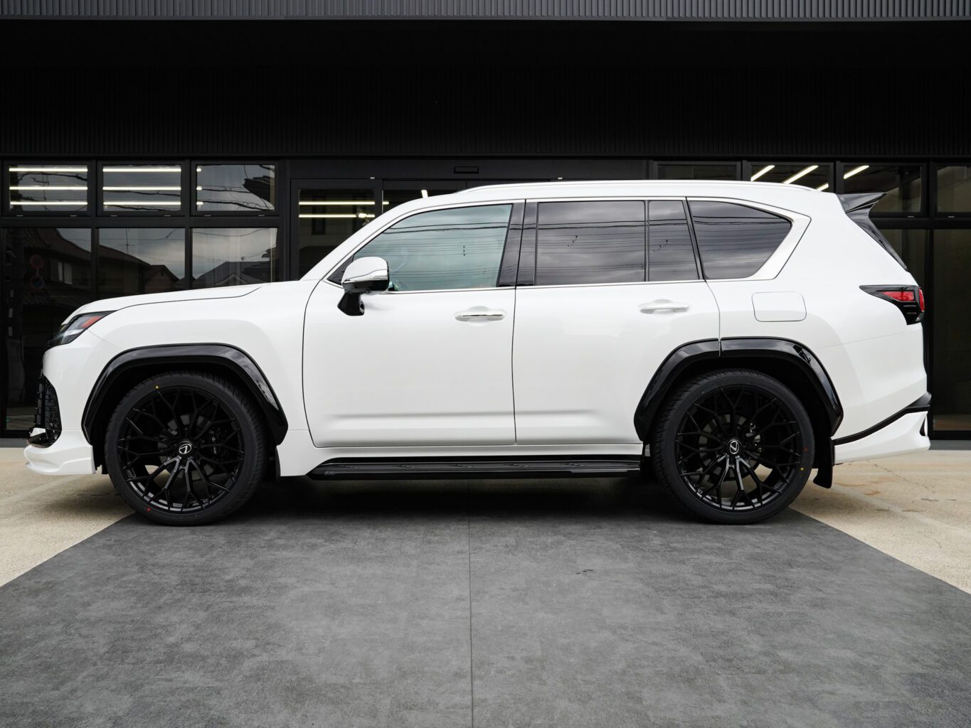 レクサスLX600用 オリジナルホイール FF02M 24インチ オーバーフェンダーサイズを追加しました!