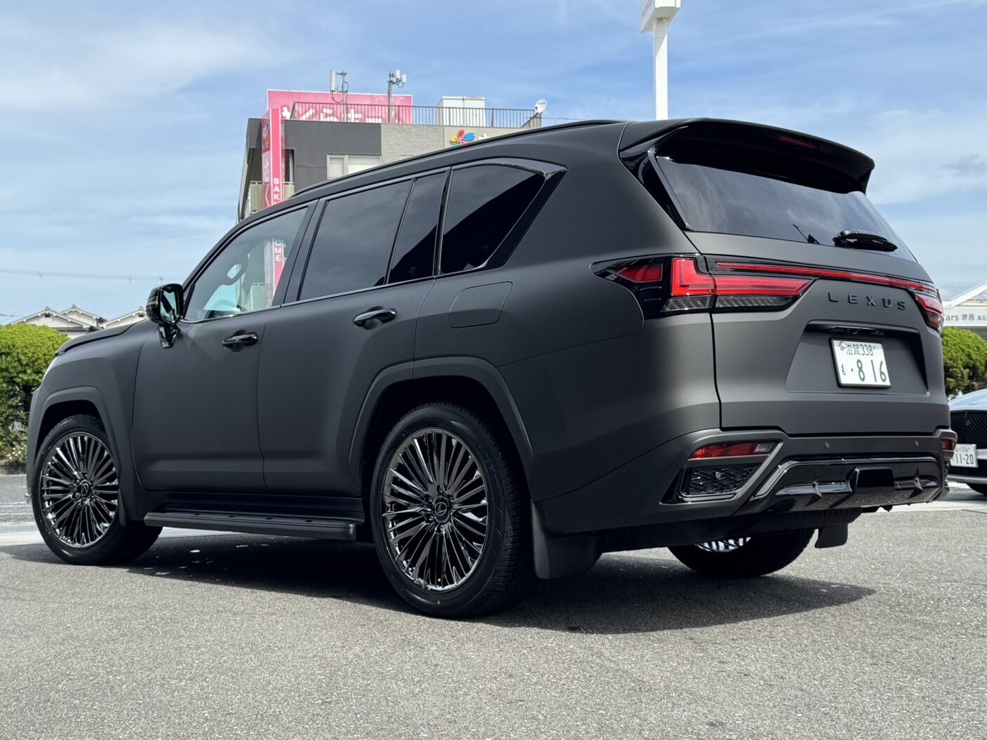 レクサスLX600 Fスポーツスタイル をご成約いただき誠にありがとうございました!
また、WALD 22インチホイール(F001)もご装着いただき誠にありがとうございました!