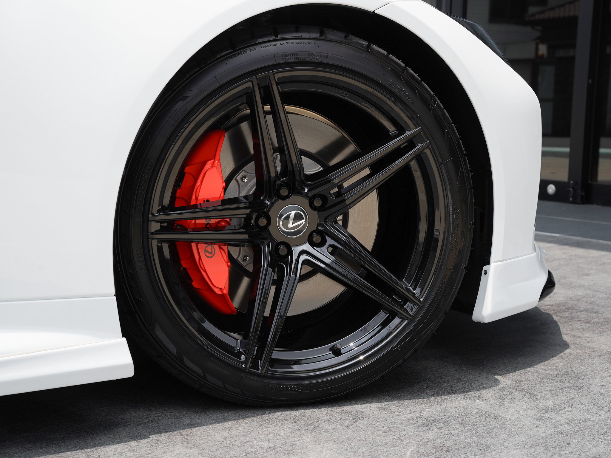 レクサス LC500用 エアロパーツ LEXUS LC500 UNIVERSAL DESIGN AERO NIVERSAL DESIGNよりレクサスLC500用のエアロパーツが完成しました！フロントスポイラー、サイドステップ、リアスカートの3点キットです！エアロパーツは全て純正オプションパーツに使われているABS樹脂製でデザインはもちろんのこと素材にも拘りました。
