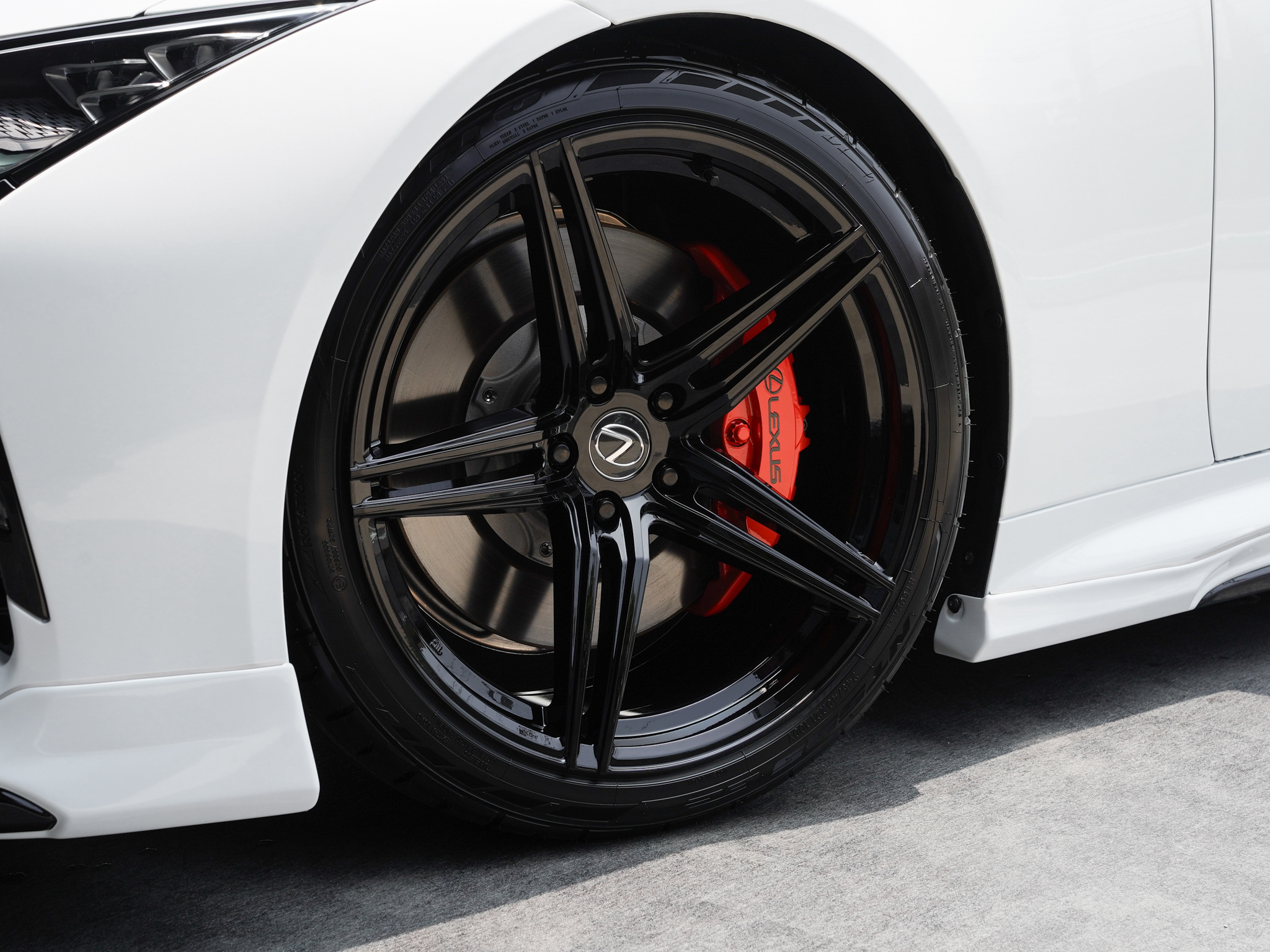 レクサス LC500用 エアロパーツ LEXUS LC500 UNIVERSAL DESIGN AERO NIVERSAL DESIGNよりレクサスLC500用のエアロパーツが完成しました！フロントスポイラー、サイドステップ、リアスカートの3点キットです！エアロパーツは全て純正オプションパーツに使われているABS樹脂製でデザインはもちろんのこと素材にも拘りました。