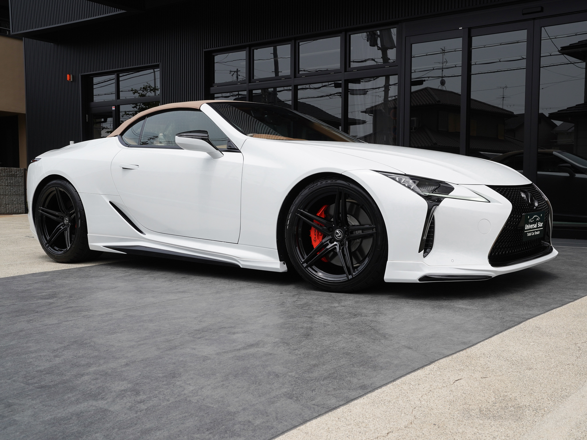 レクサス LC500用 エアロパーツ LEXUS LC500 UNIVERSAL DESIGN AERO NIVERSAL DESIGNよりレクサスLC500用のエアロパーツが完成しました！フロントスポイラー、サイドステップ、リアスカートの3点キットです！エアロパーツは全て純正オプションパーツに使われているABS樹脂製でデザインはもちろんのこと素材にも拘りました。