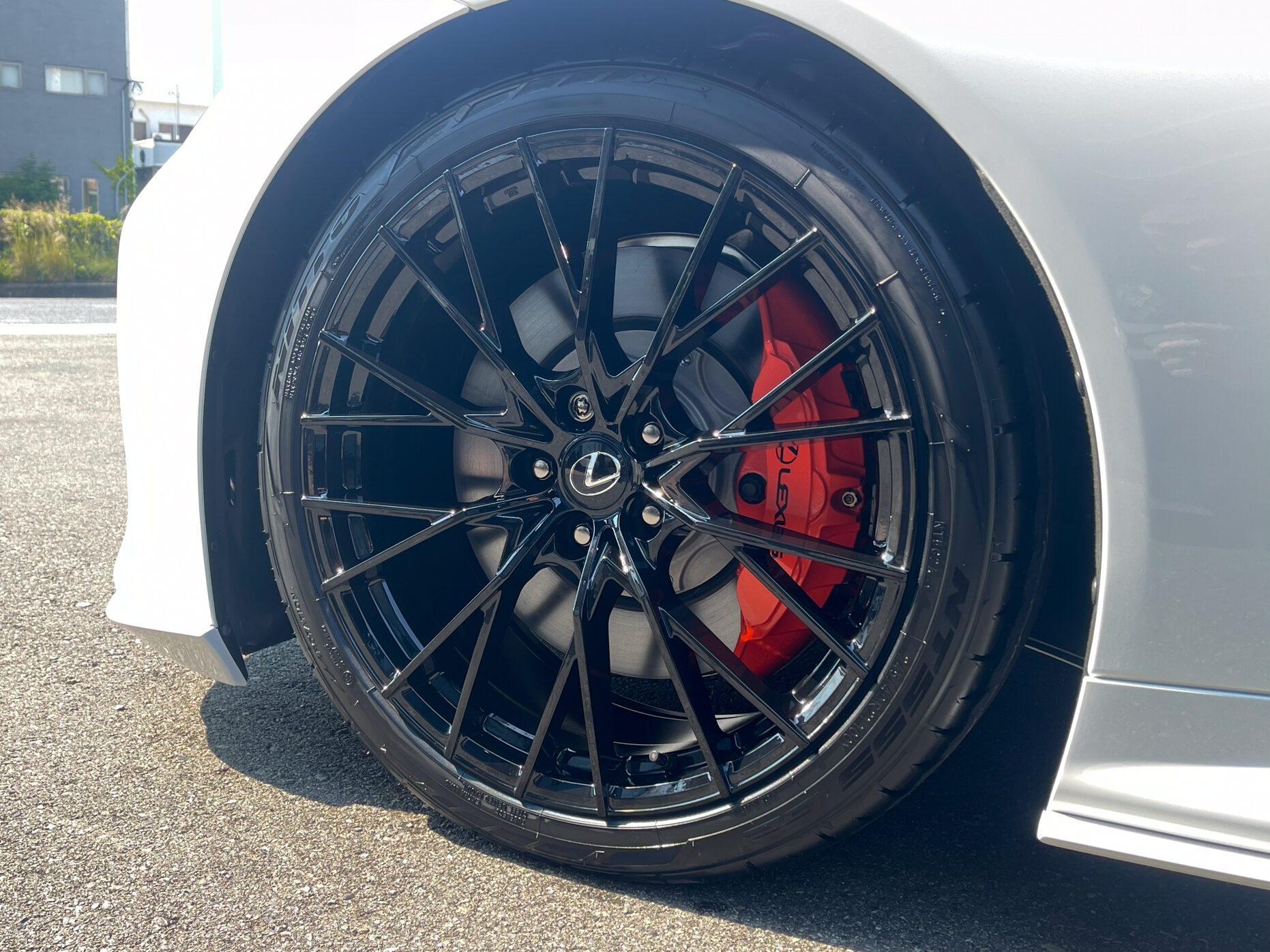 レクサスLC500 コンバーチブル TRD スタイルをご成約いただき誠に有難うございました!
また、 オリジナルFF01M 21インチホイールをご装着いただき重ねて有難うございました!
真っ黒のホイールにオレンジキャリパーのコントラストがとても映えています!
