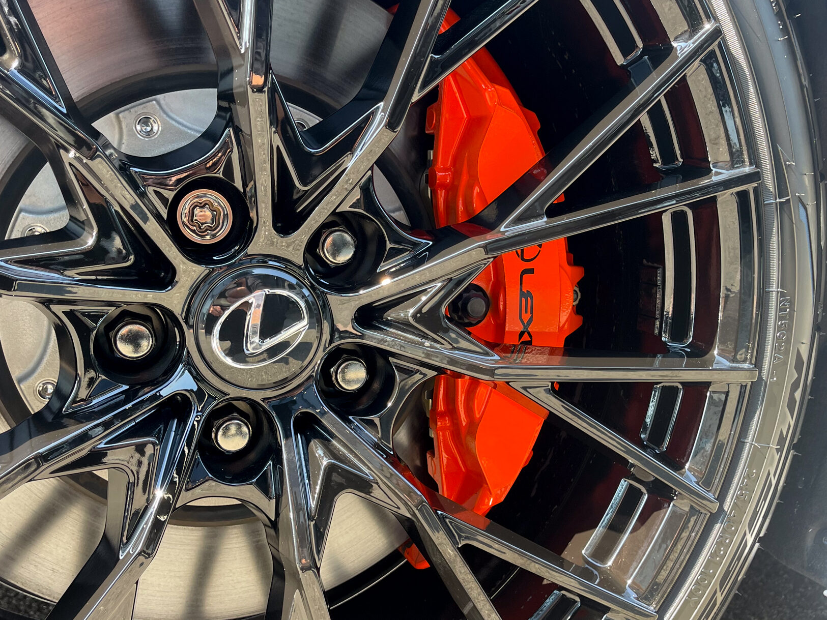 レクサスLC500 コンバーチブル TRD スタイルをご成約いただき誠に有難うございました!
また、 オリジナルFF01M 21インチホイールをご装着いただき重ねて有難うございました!
真っ黒のホイールにオレンジキャリパーのコントラストがとても映えています!