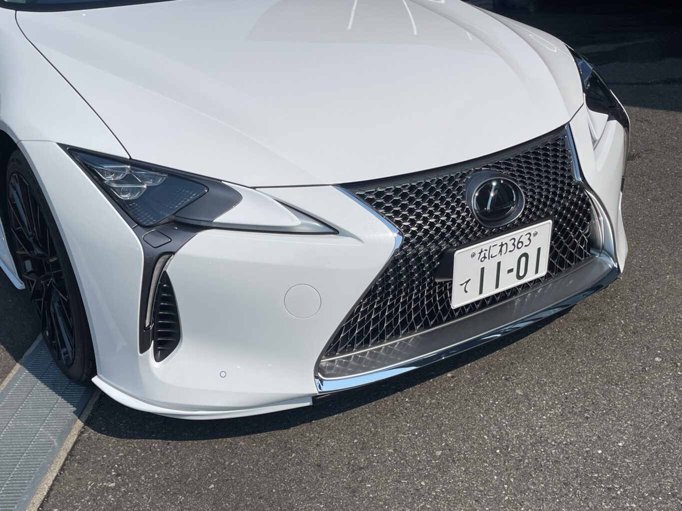 レクサスLC500 コンバーチブル TRD スタイルをご成約いただき誠に有難うございました!
また、 オリジナルFF01M 21インチホイールをご装着いただき重ねて有難うございました!
真っ黒のホイールにオレンジキャリパーのコントラストがとても映えています!