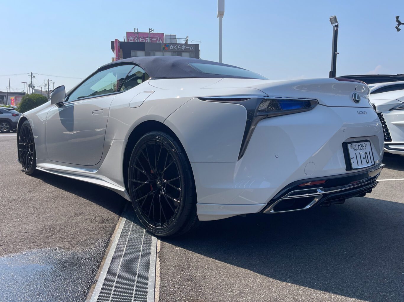 レクサスLC500 コンバーチブル TRD スタイルをご成約いただき誠に有難うございました!
また、 オリジナルFF01M 21インチホイールをご装着いただき重ねて有難うございました!
真っ黒のホイールにオレンジキャリパーのコントラストがとても映えています!