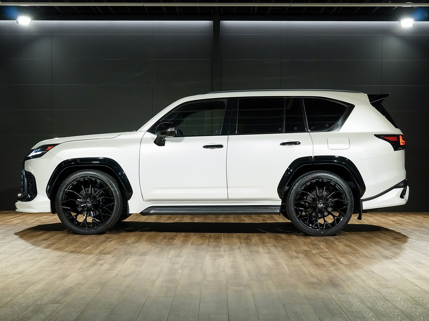 カラー：グロスブラック　
サイズ：24105 +25 (オーバーフェンダーサイズ)