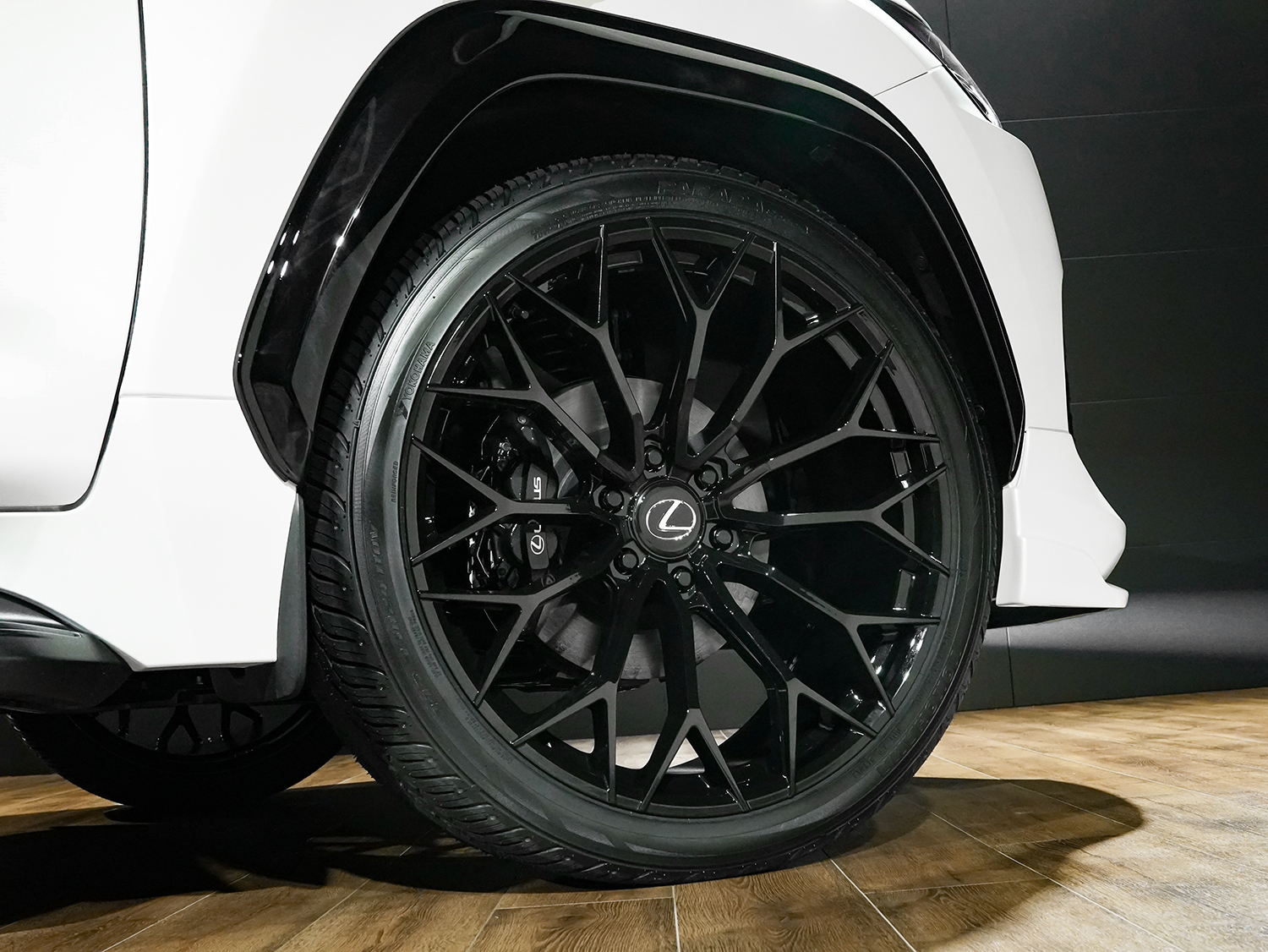 カラー：グロスブラック　
サイズ：24105 +25 (オーバーフェンダーサイズ)