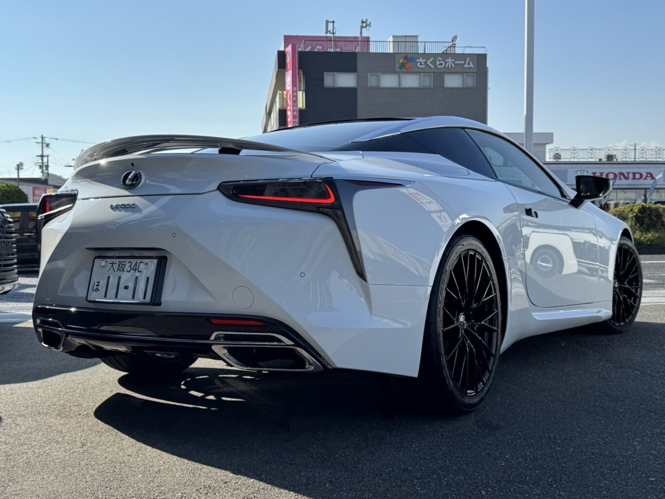 オレンジキャリパーとオリジナルホイールFF01M グロスブラックのコントラストがインパクトあります!
LC500のカスタムをご検討の方は、弊社オリジナルブランドUNIVERSAL DESIGNよりLC500用エアロパーツも完成いたしましたので、カスタムをご検討の方はどうぞお気軽にお問い合わせください♪