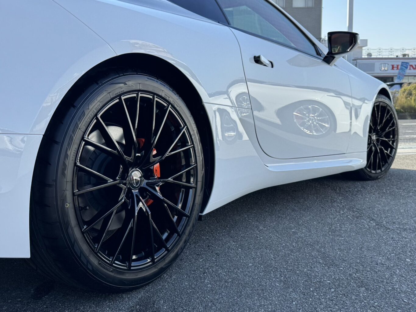 オレンジキャリパーとオリジナルホイールFF01M グロスブラックのコントラストがインパクトあります!
LC500のカスタムをご検討の方は、弊社オリジナルブランドUNIVERSAL DESIGNよりLC500用エアロパーツも完成いたしましたので、カスタムをご検討の方はどうぞお気軽にお問い合わせください♪