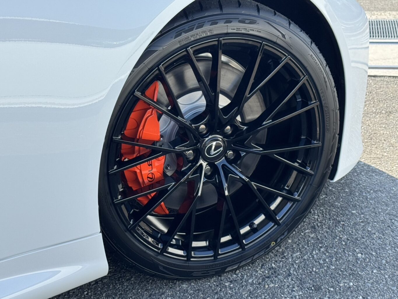 オレンジキャリパーとオリジナルホイールFF01M グロスブラックのコントラストがインパクトあります!
LC500のカスタムをご検討の方は、弊社オリジナルブランドUNIVERSAL DESIGNよりLC500用エアロパーツも完成いたしましたので、カスタムをご検討の方はどうぞお気軽にお問い合わせください♪