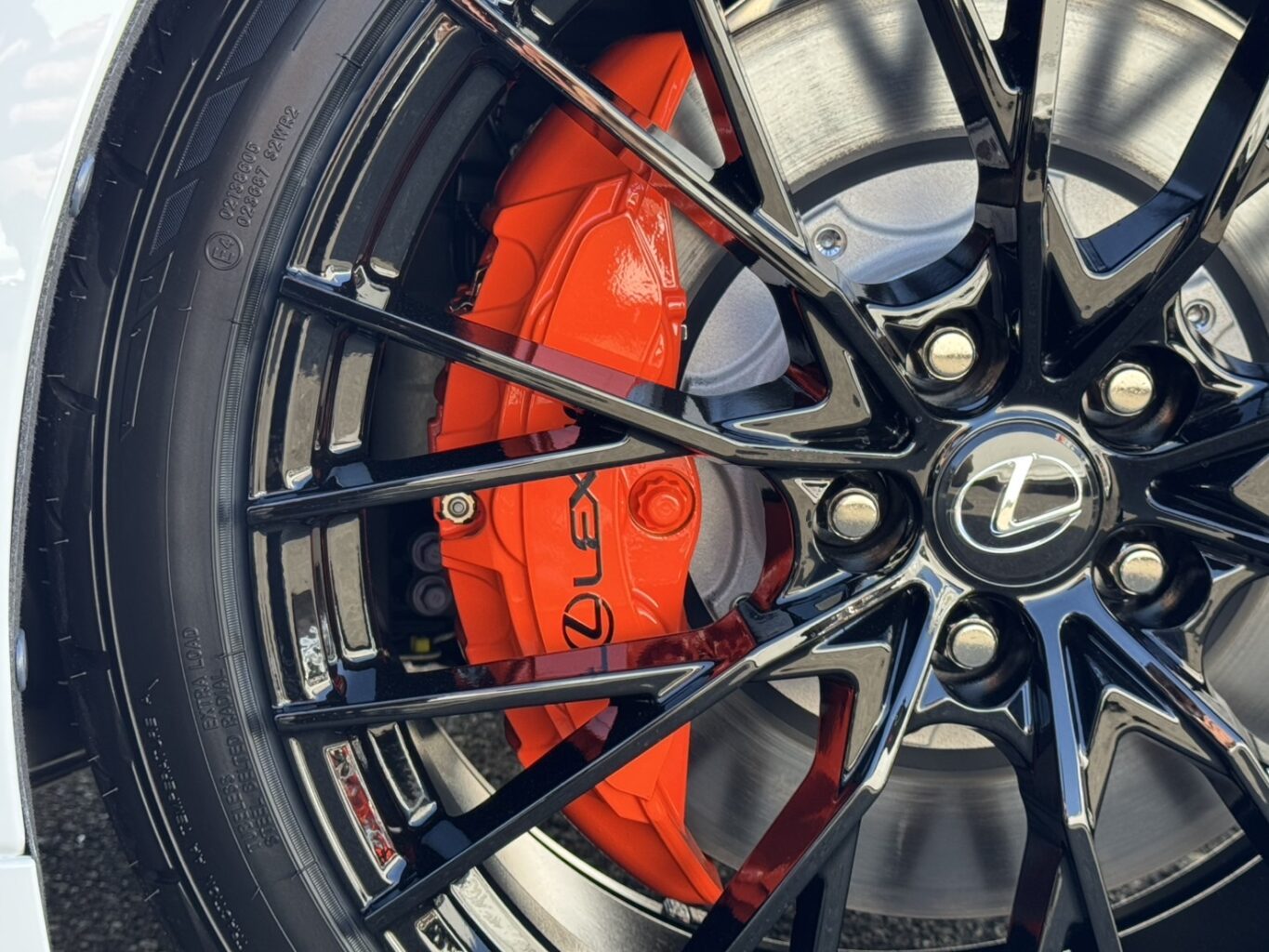 オレンジキャリパーとオリジナルホイールFF01M グロスブラックのコントラストがインパクトあります!
LC500のカスタムをご検討の方は、弊社オリジナルブランドUNIVERSAL DESIGNよりLC500用エアロパーツも完成いたしましたので、カスタムをご検討の方はどうぞお気軽にお問い合わせください♪