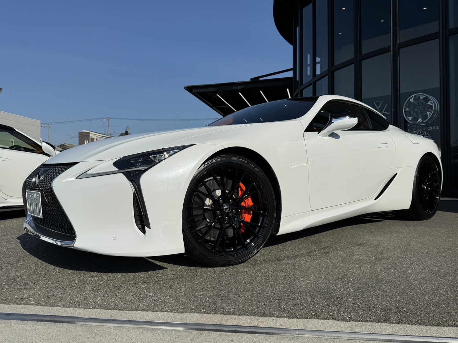 オレンジキャリパーとオリジナルホイールFF01M グロスブラックのコントラストがインパクトあります！ LC500のカスタムをご検討の方は、弊社オリジナルブランドUNIVERSAL DESIGNよりLC500用エアロパーツも完成いたしましたので、カスタムをご検討の方はどうぞお気軽にお問い合わせください♪