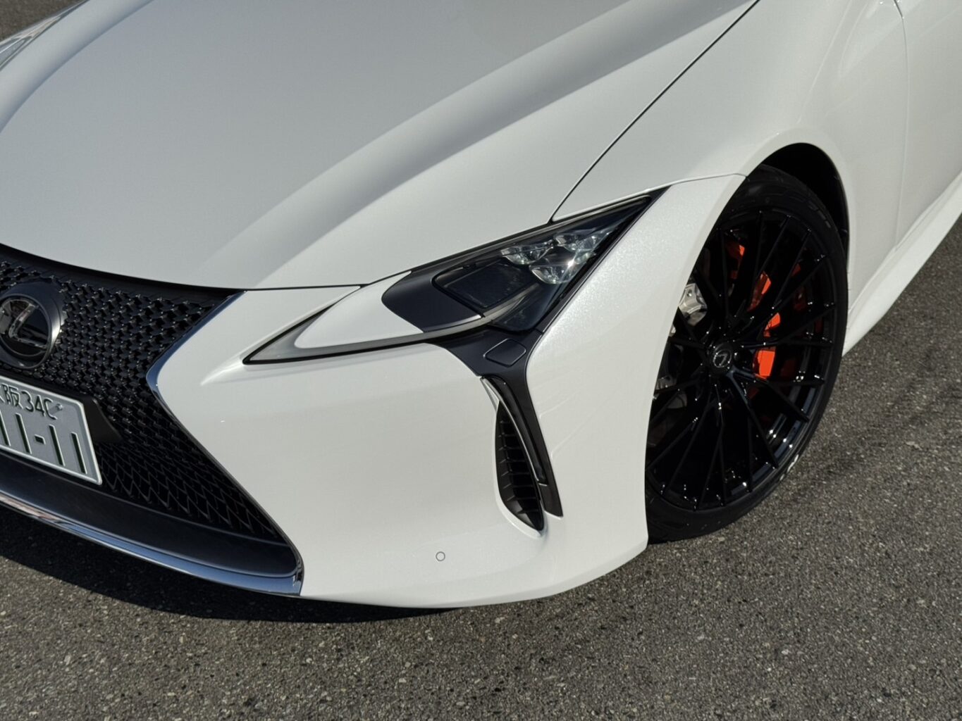 オレンジキャリパーとオリジナルホイールFF01M グロスブラックのコントラストがインパクトあります!
LC500のカスタムをご検討の方は、弊社オリジナルブランドUNIVERSAL DESIGNよりLC500用エアロパーツも完成いたしましたので、カスタムをご検討の方はどうぞお気軽にお問い合わせください♪