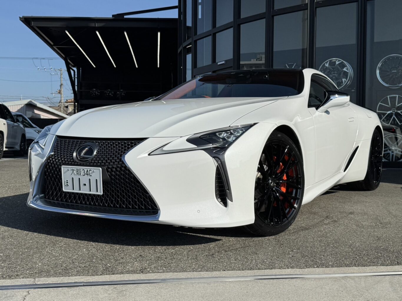オレンジキャリパーとオリジナルホイールFF01M グロスブラックのコントラストがインパクトあります!
LC500のカスタムをご検討の方は、弊社オリジナルブランドUNIVERSAL DESIGNよりLC500用エアロパーツも完成いたしましたので、カスタムをご検討の方はどうぞお気軽にお問い合わせください♪