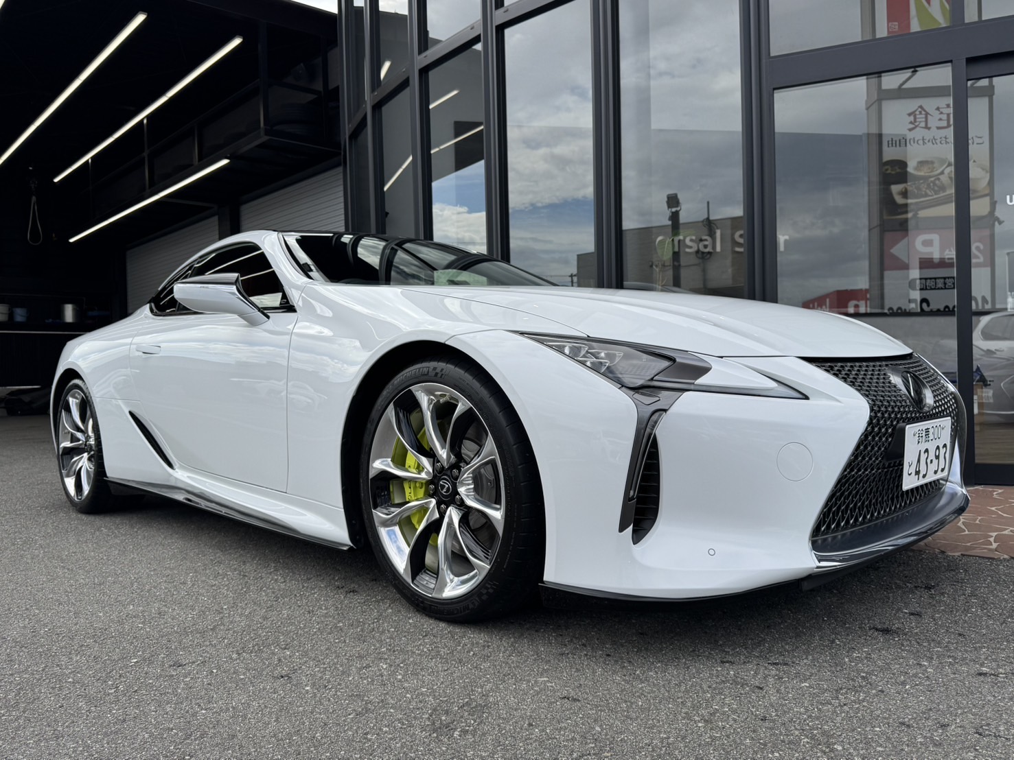 LC500のカスタムをご検討の方は、弊社オリジナルブランドUNIVERSAL DESIGNよりLC500用エアロパーツも完成致しましたので、どうぞお気軽にお問い合わせください♪ また、オリジナルエアロに加えて21インチLC専用ホイールもご用意しておりますので、どうぞご検討ください！ 弊社では自社板金塗装工場も備えておりますので、その他にもご相談がございましたらどうぞお気軽にお問い合わせください♪