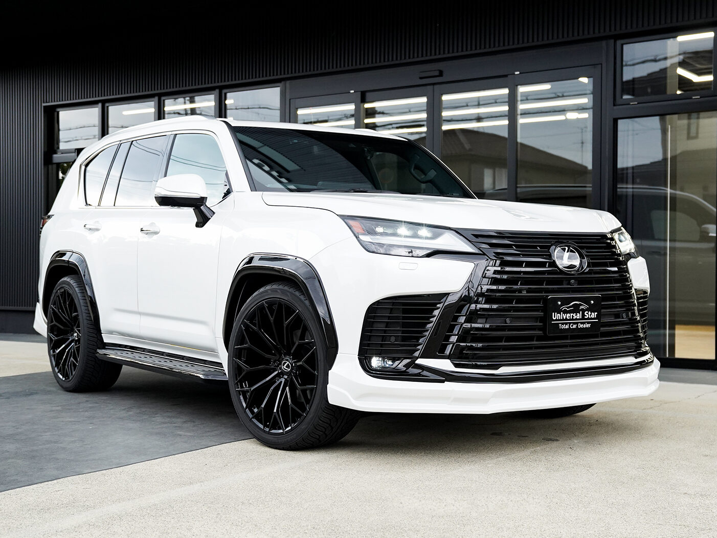 FF02Mは幾何学的なスポークデザインが特徴で、レクサスLX600のサイドビューをよりラグジュアリーな印象に変貌させます。