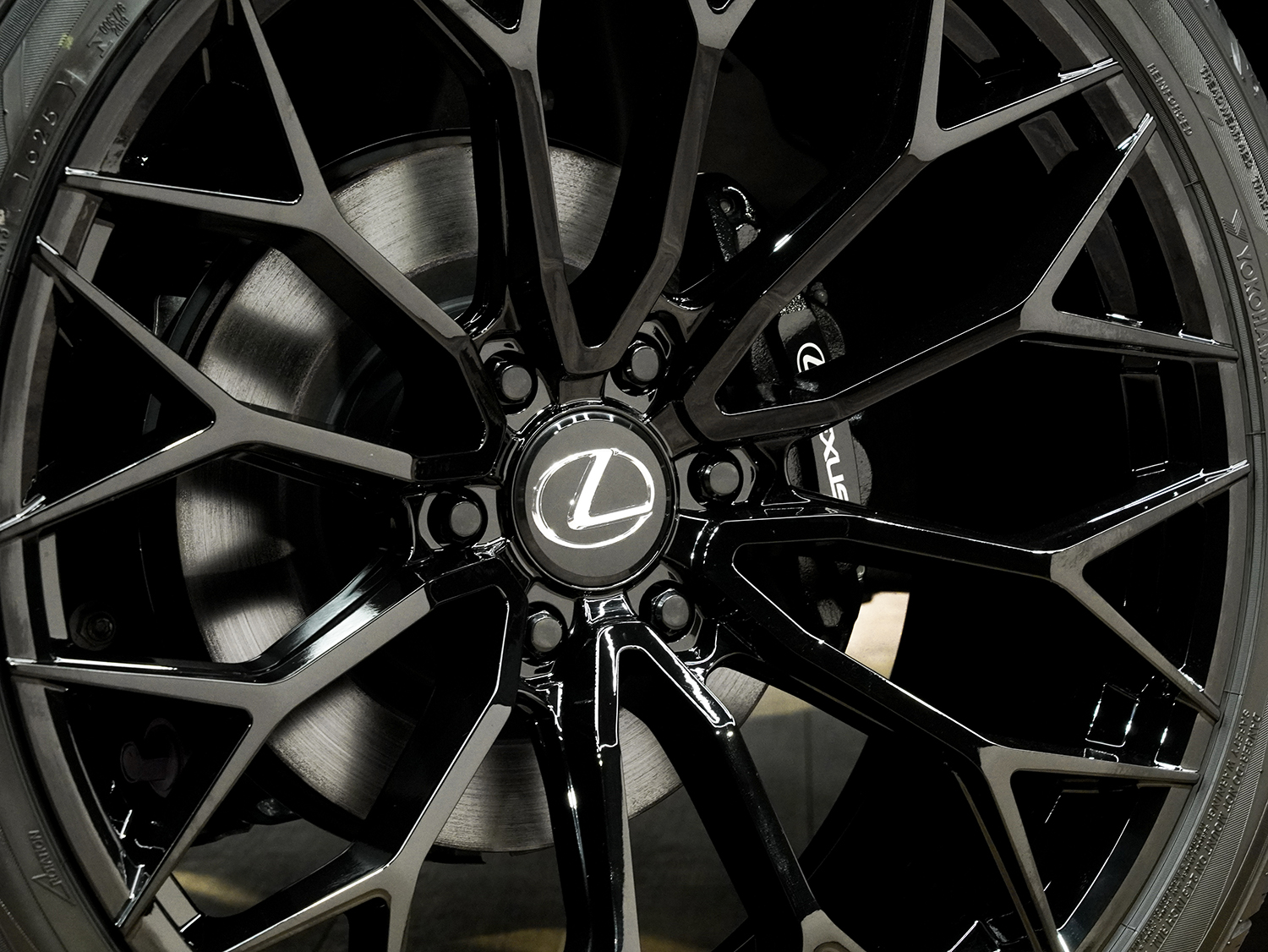 カラー：グロスブラック　
サイズ：24105 +25 (オーバーフェンダーサイズ)