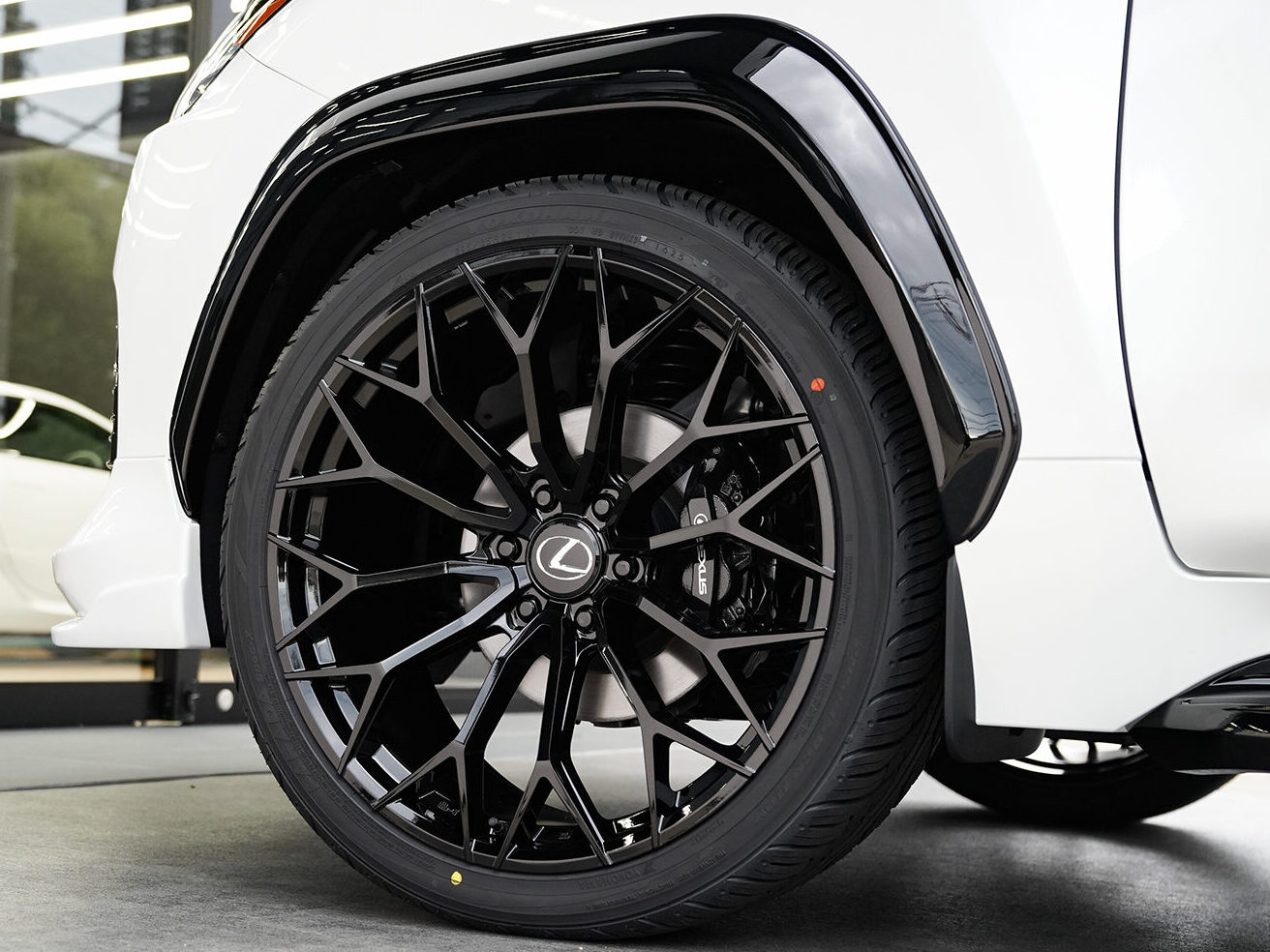 FF02Mは幾何学的なスポークデザインが特徴で、レクサスLX600のサイドビューをよりラグジュアリーな印象に変貌させます。