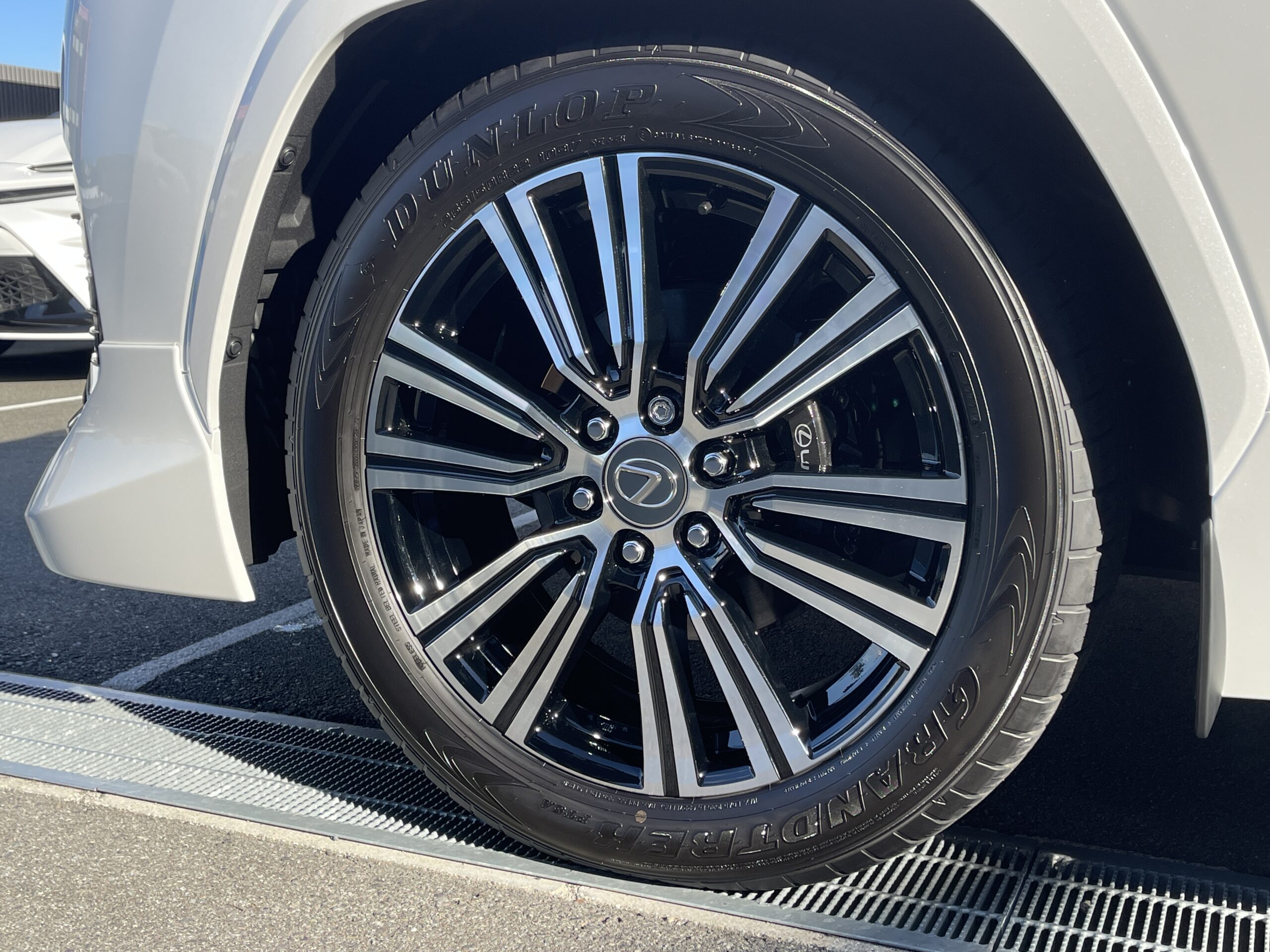 レクサスLX600 モデリスタスタイルをご成約頂きまして誠に有難うございました!また、モデリスタエアロ対応ヒッチメンバーも装着頂きまして、誠に有難うございました!