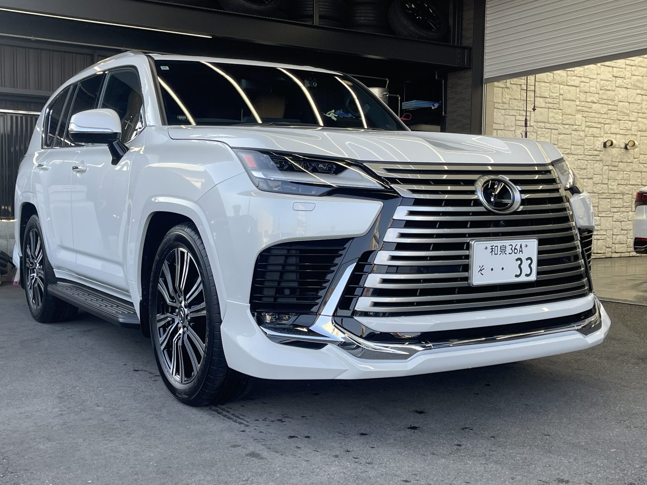 弊社では数多くのレクサス車を揃えておりますので、LXをご検討のお客様はどうぞお気軽にお問い合わせください♪ 純正オプションから有名ブランド、自社ブランドまで幅広くパーツも揃えておりますので、LXにエアロやホイールをご検討の方もどうぞお気軽にお問い合わせください♪