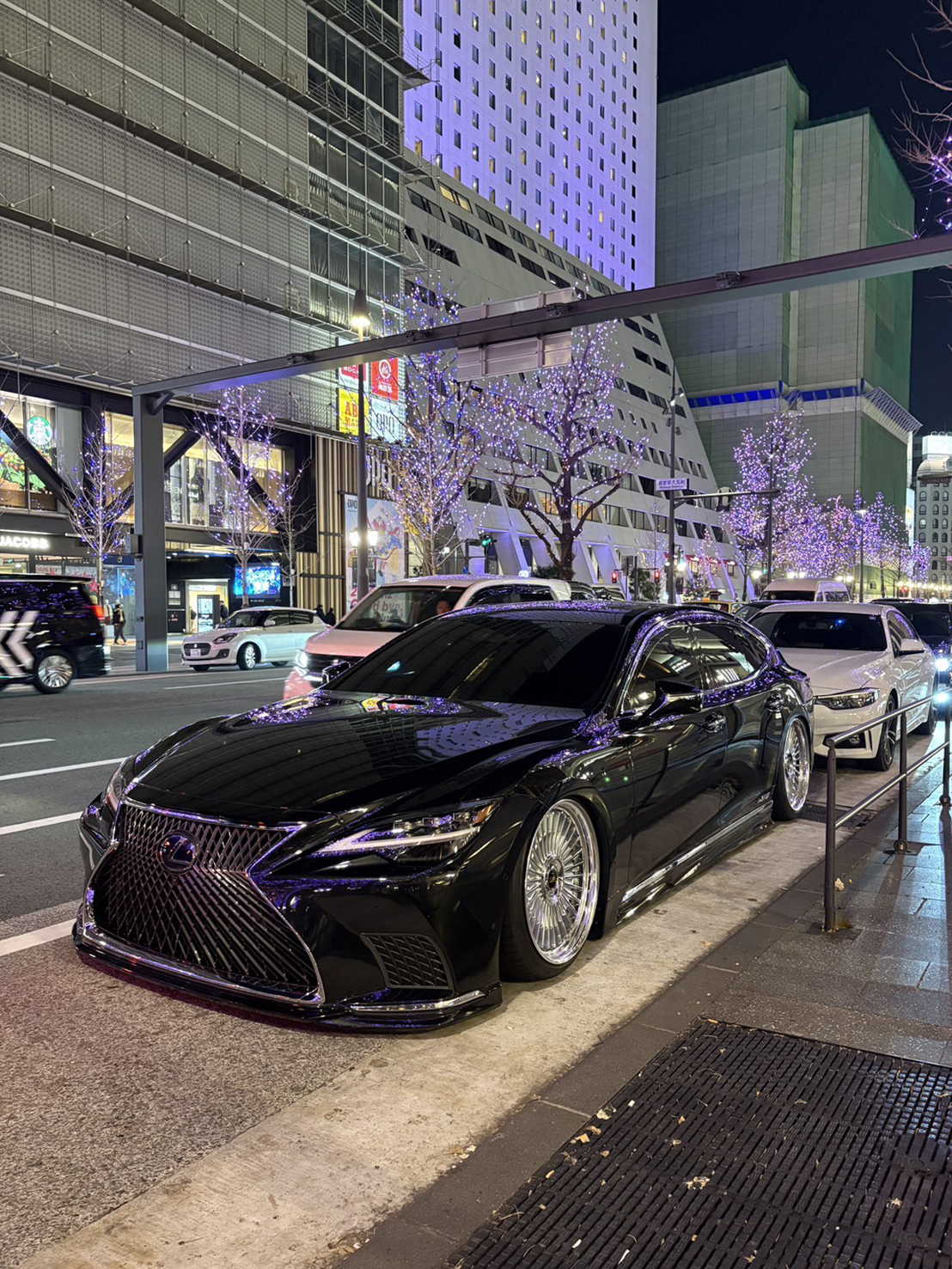 夜のイルミネーションに存在感のあるレクサスLSがとてもいい感じですね！