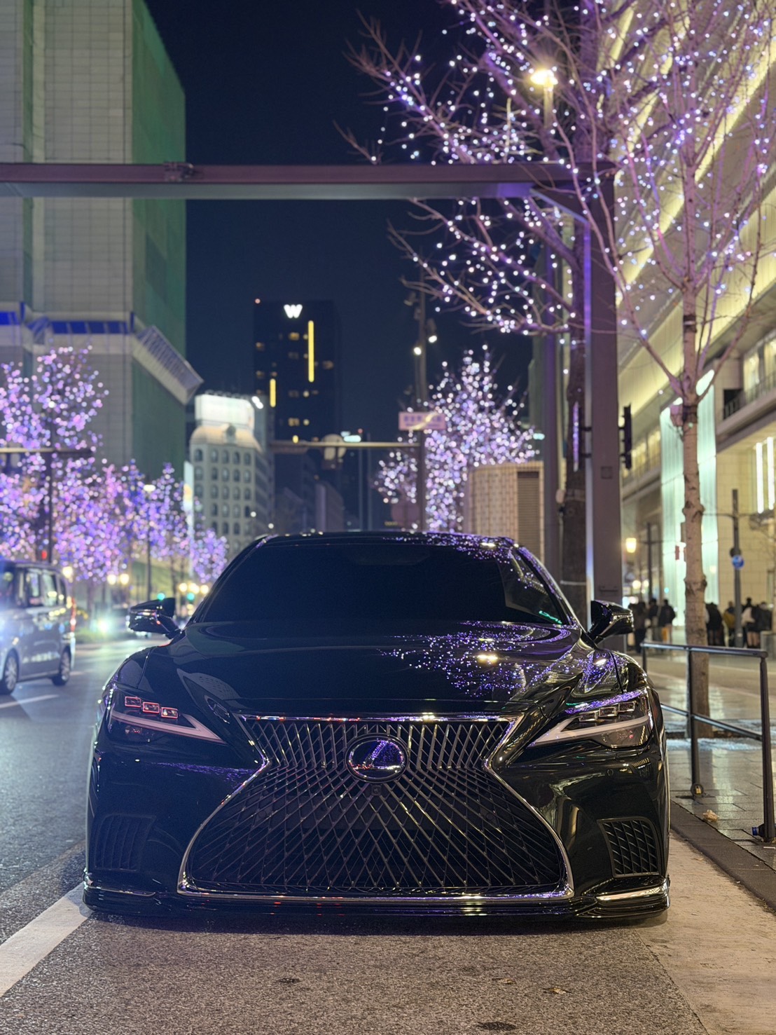 夜のイルミネーションに存在感のあるレクサスLSがとてもいい感じですね！