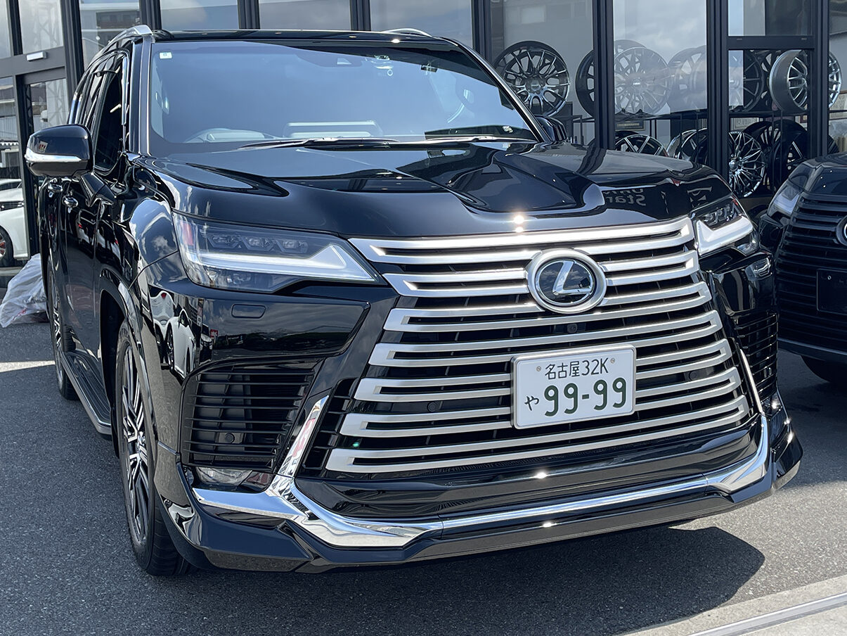 弊社では遠方のお客様でも安心してご購入いただけますように、上質な車両をさらに細部まで仕上げております！ また、UNIVERSAL DESIGNではLX600用のエアロパーツからオーバーフェンダーサイズの24インチまで幅広くパーツをご用意しております。 エアロやホイールをご検討の方はどうぞお気軽にお問い合わせください♪