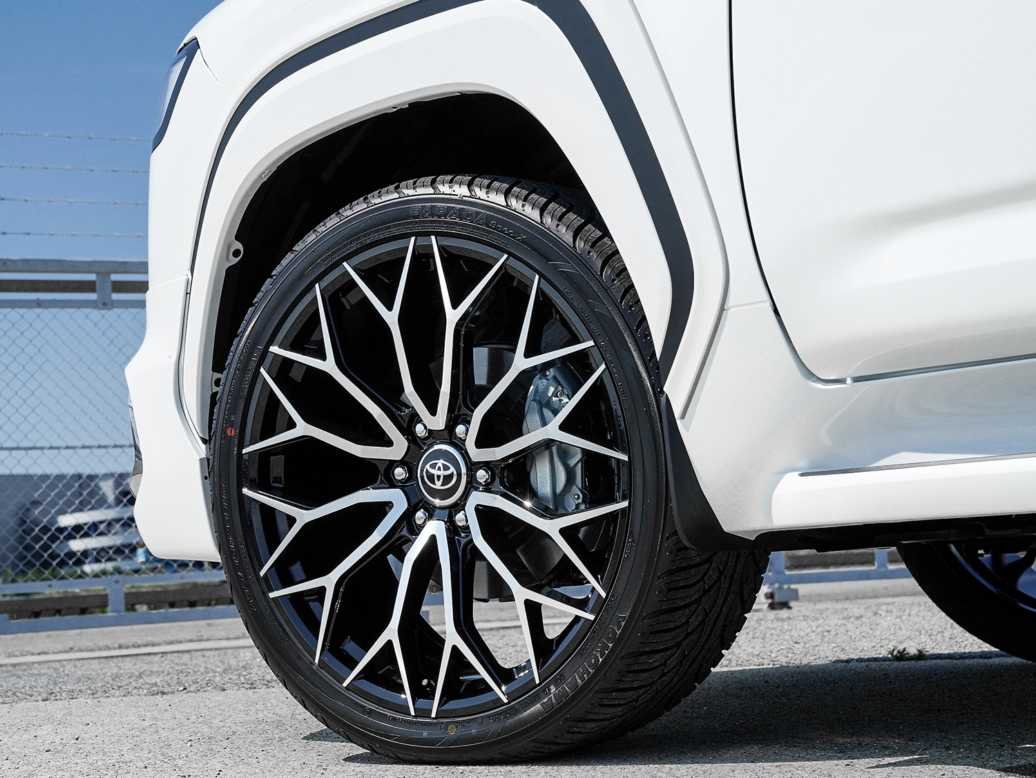 FF02M トヨタ 300landcruiser ランドクルーザー 24インチ ノーマルフェンダーサイズ ブラックポリッシュ 24100+55 295/35