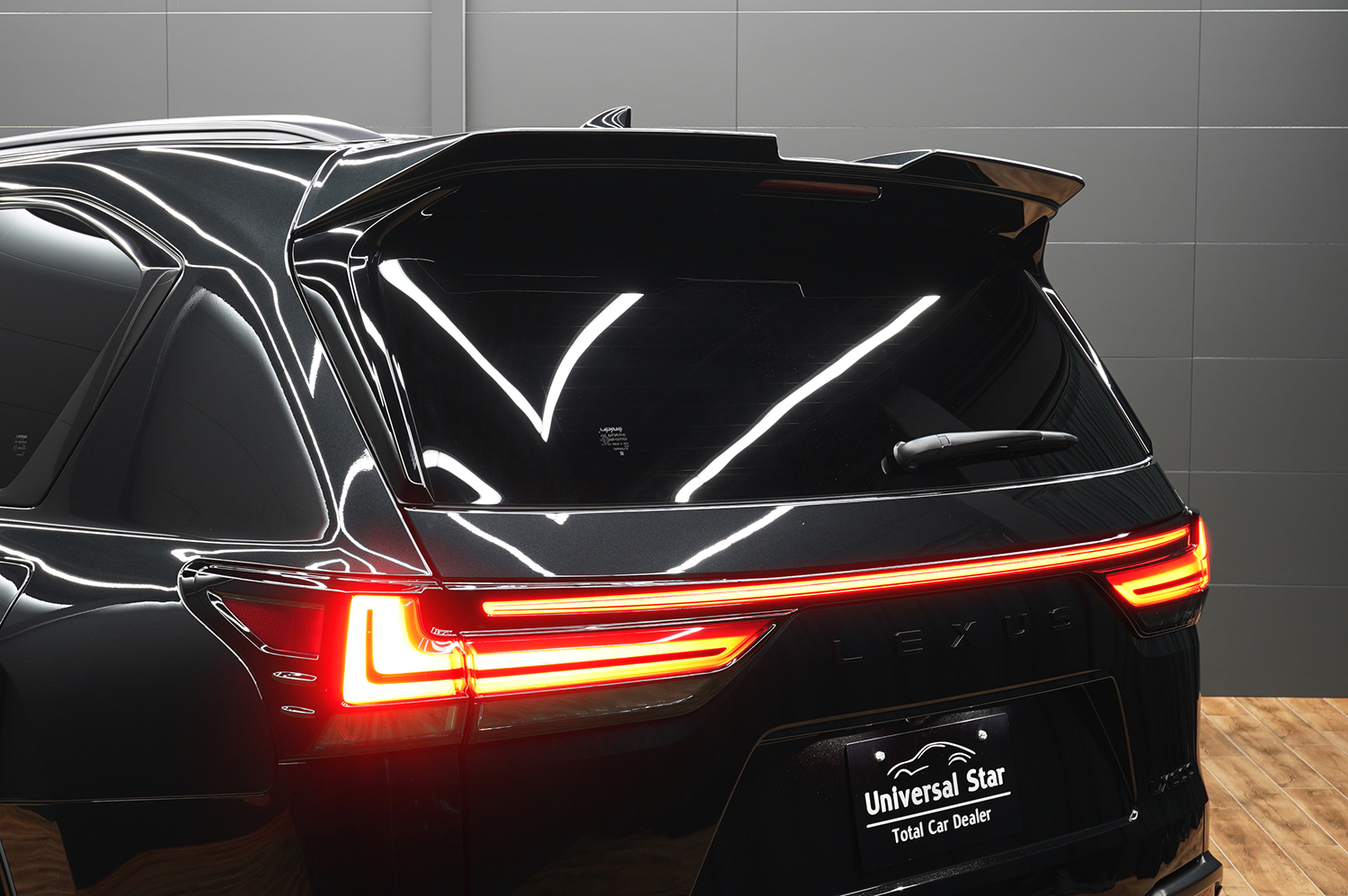 UNIVERSAL DESIGNよりレクサスLX600用オリジナルエアロパーツをリリースしました! フロントスポイラー、リアスカート、30mmワイドオーバーフェンダー、リアルーフスポイラーの4点に加えてオーバーフェンダー専用サイズの24105+25を設定しました! フロントスポイラーはハーフ形状ながら塗り分けることによりディテールがより立体的な印象を与え、ボトムラインを強調するようなデザインに仕上げました! ABS製でフィッティングにも優れています! リアスカートとリアルーフスポイラーはLX600らしいインパクトのある印象を強調するデザインに仕上げました!