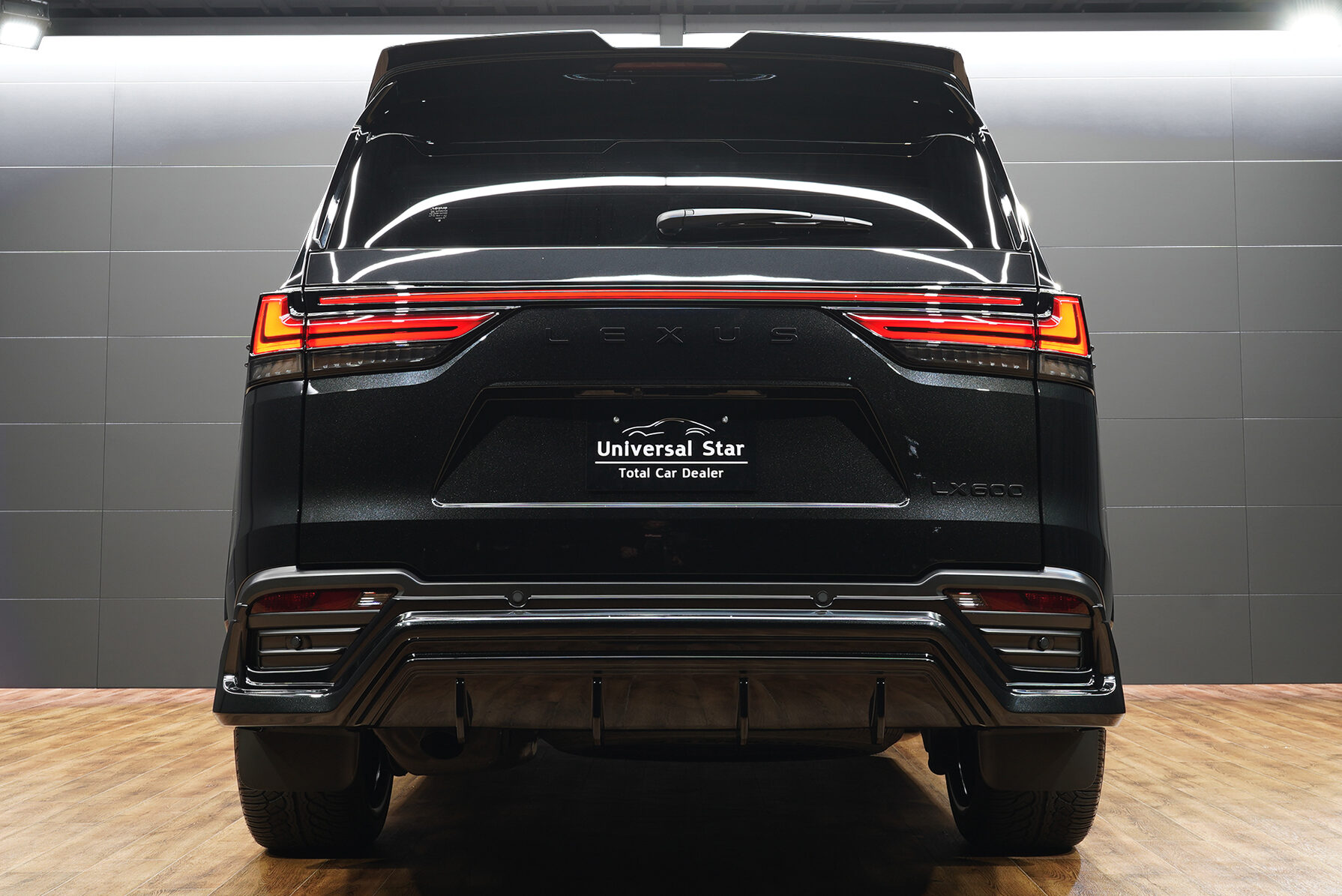UNIVERSAL DESIGNよりレクサスLX600用オリジナルエアロパーツをリリースしました! フロントスポイラー、リアスカート、30mmワイドオーバーフェンダー、リアルーフスポイラーの4点に加えてオーバーフェンダー専用サイズの24105+25を設定しました! フロントスポイラーはハーフ形状ながら塗り分けることによりディテールがより立体的な印象を与え、ボトムラインを強調するようなデザインに仕上げました! ABS製でフィッティングにも優れています! リアスカートとリアルーフスポイラーはLX600らしいインパクトのある印象を強調するデザインに仕上げました!